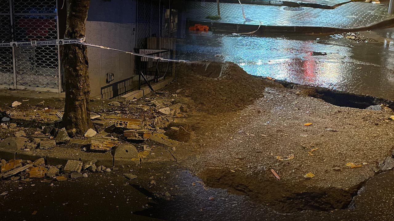 İstanbul’u Fırtına Vurdu! Ağaçlar Devrildi, Yol Çöktü, Balkon Yıkıldı