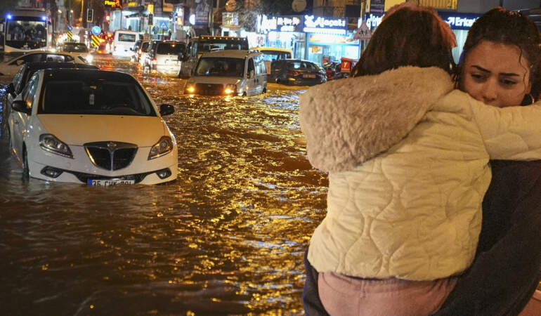 İzmir Sele Teslim! 4 İlçe Kabusu Yaşıyor… Evler Su Altında Kaldı, Duvarlar Yıkıldı, Rögarlar Taştı