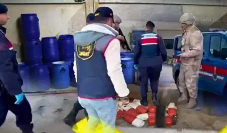 İzmir’de Bir Ton 625 Kilogram Uyuşturucu Hap Hammaddesi Ele Geçirildi!