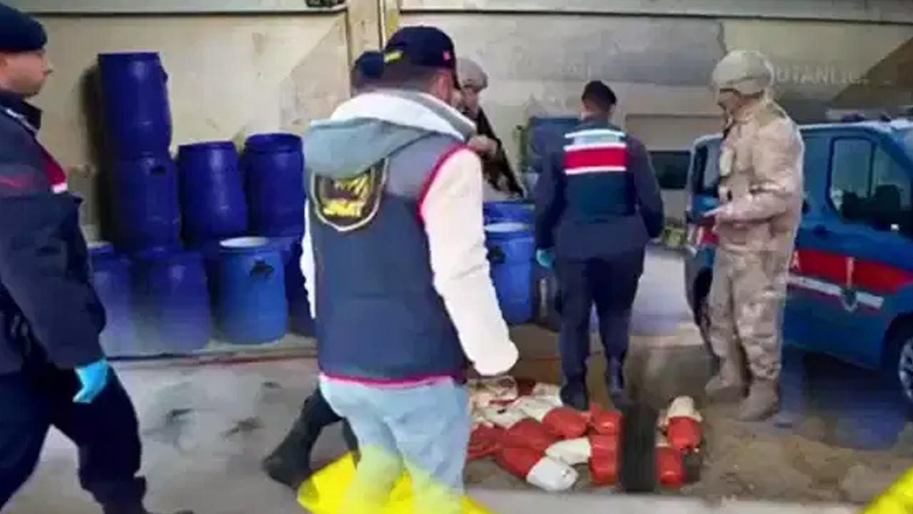 İzmir’de Bir Ton 625 Kilogram Uyuşturucu Hap Hammaddesi Ele Geçirildi!