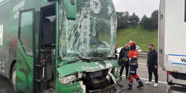Konyaspor Futbolcularını Taşıyan Otobüs TEM’de Kaza Yaptı