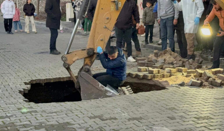 Manisa’da Sağanak Sonrası Dehşet! Yol Çöktü, Altından Kafatası ve Kemikler Çıktı
