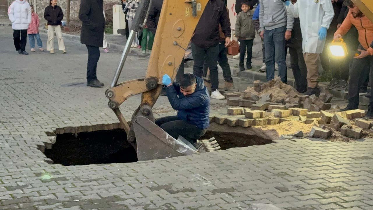 Manisa’da Sağanak Sonrası Dehşet! Yol Çöktü, Altından Kafatası ve Kemikler Çıktı