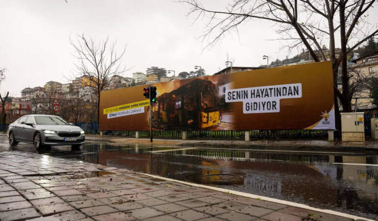Megakentte ‘Billboard’ Tartışması: AK Parti’den Açıklama Geldi: ‘İstanbul’un Son 7 Yılının Bilançosu’