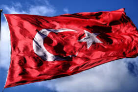 Milli Eğitim Bakanlığı duyurdu: Okullar Türk bayraklarıyla donatılacak