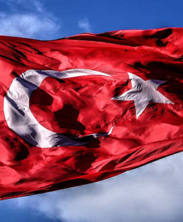 Milli Eğitim Bakanlığı duyurdu: Okullar Türk bayraklarıyla donatılacak