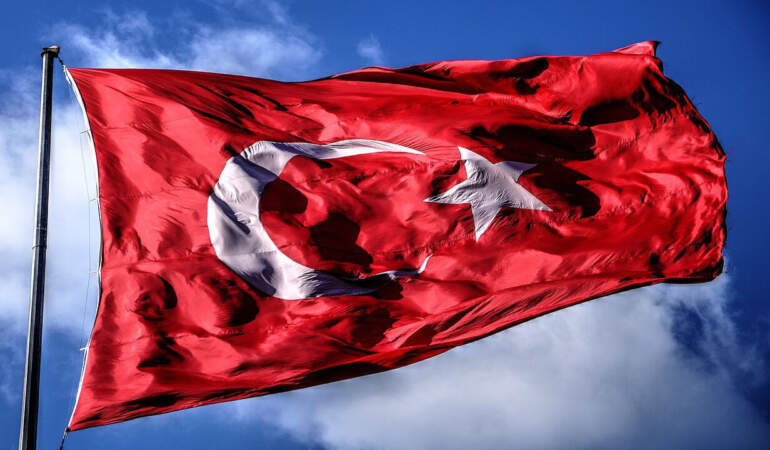 Milli Eğitim Bakanlığı duyurdu: Okullar Türk bayraklarıyla donatılacak
