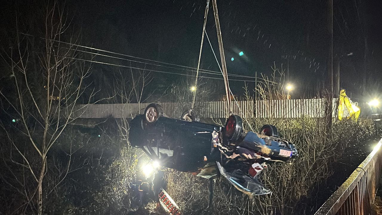 Otomobil Çaya Düştü! Baba ve Oğlu Hayatını Kaybetti