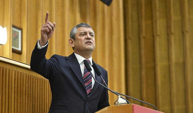 Özgür Özel’den Yunan Gazetecinin Cumhurbaşkanı Erdoğan Paylaşımına Tepki: ‘Kendini Bilmez Orada Dur’