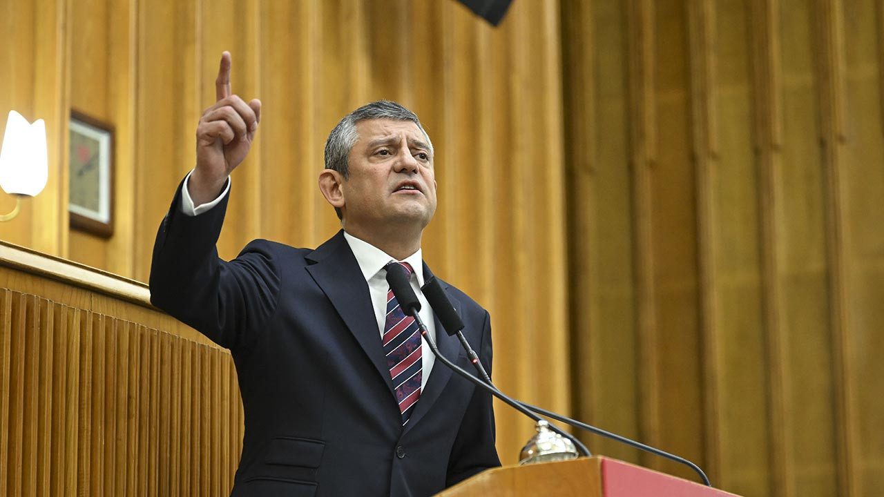 Özgür Özel’den Yunan Gazetecinin Cumhurbaşkanı Erdoğan Paylaşımına Tepki: ‘Kendini Bilmez Orada Dur’