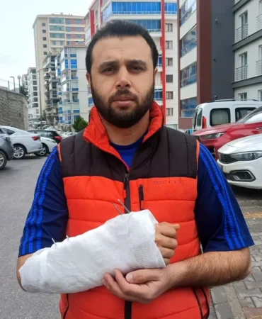 Sahipsiz köpeklerin saldırısından kaçmak isterken bileği kırıldı