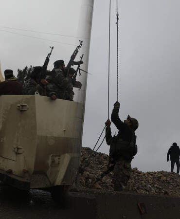 Fırat Hattında Kırılma: Suriye Ordusu İlerliyor, Rakka ve Deyrizor YPG’den Temizleniyor