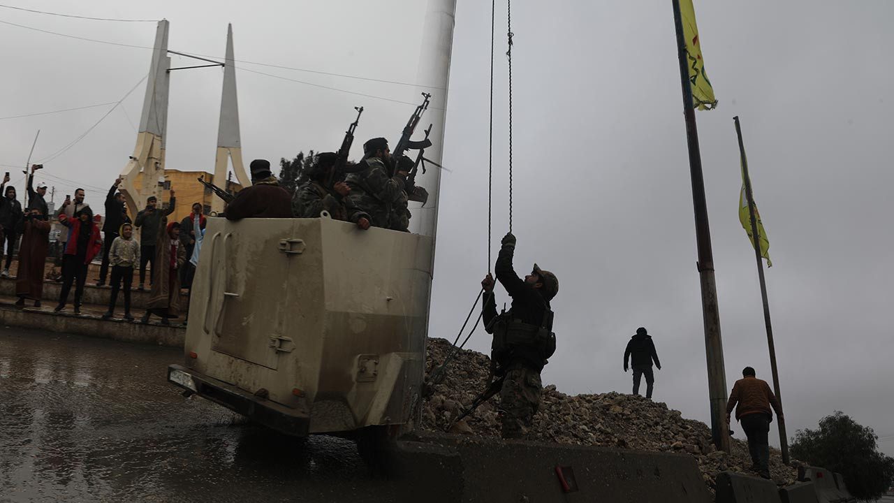 Fırat Hattında Kırılma: Suriye Ordusu İlerliyor, Rakka ve Deyrizor YPG’den Temizleniyor