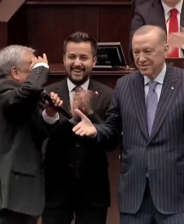 Üç İsim Daha AK Parti’de! Rozetlerini Cumhurbaşkanı Erdoğan Taktı, Asker Selamı Verdi