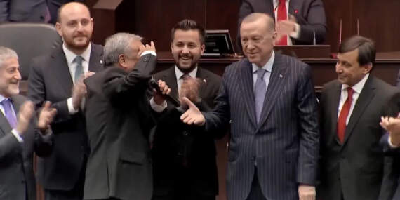 Üç İsim Daha AK Parti’de! Rozetlerini Cumhurbaşkanı Erdoğan Taktı, Asker Selamı Verdi