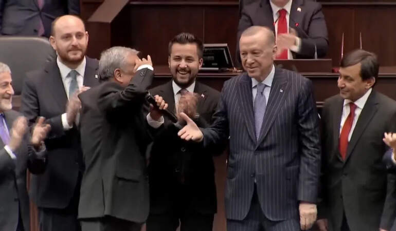 Üç İsim Daha AK Parti’de! Rozetlerini Cumhurbaşkanı Erdoğan Taktı, Asker Selamı Verdi
