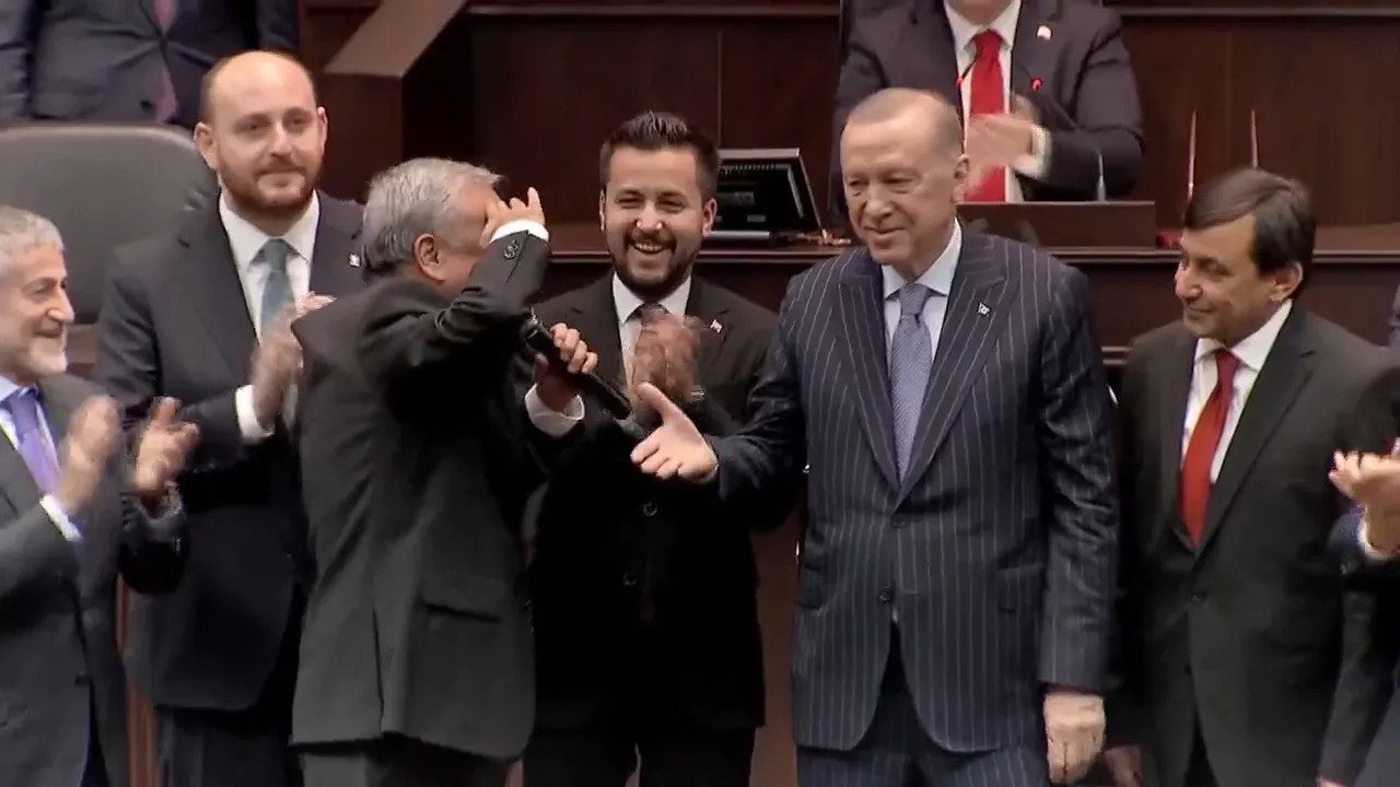 Üç İsim Daha AK Parti’de! Rozetlerini Cumhurbaşkanı Erdoğan Taktı, Asker Selamı Verdi