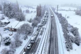 Kar kalınlığı 15 santimetreyi buldu, ulaşım felç oldu