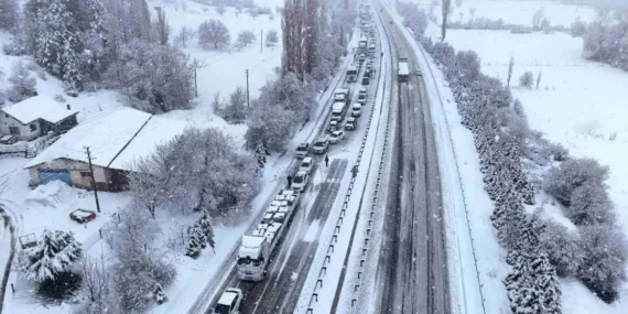 Kar kalınlığı 15 santimetreyi buldu, ulaşım felç oldu