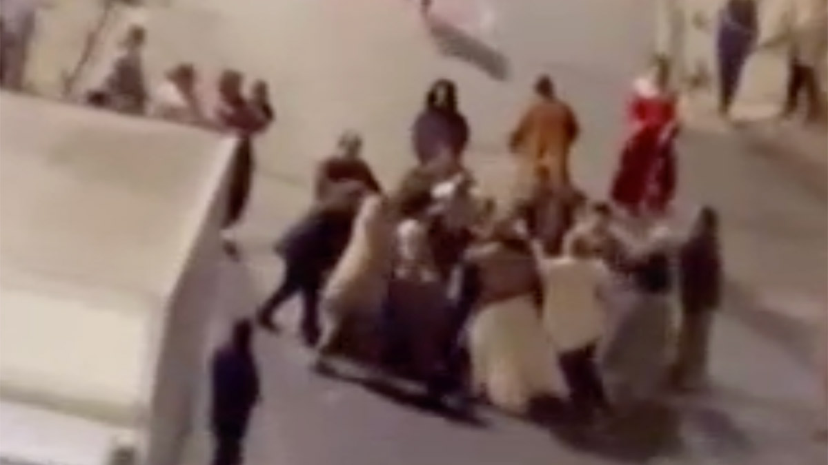 Çocukların kavgasına anneler de dahil oldu! O anlar kamerada