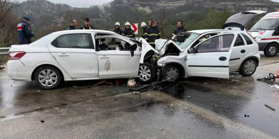 Burdur’da katliam gibi kaza! İki otomobil kafa kafaya çarpıştı: 7 ölü, 5 yaralı