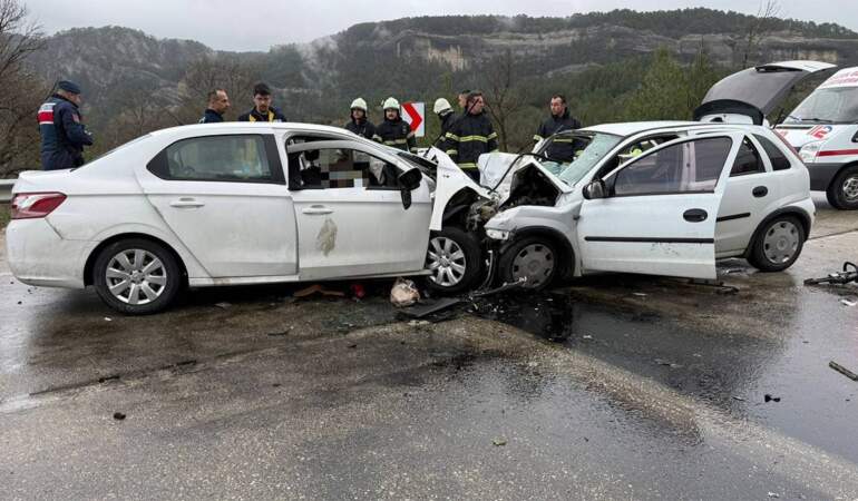 Burdur’da katliam gibi kaza! İki otomobil kafa kafaya çarpıştı: 7 ölü, 5 yaralı
