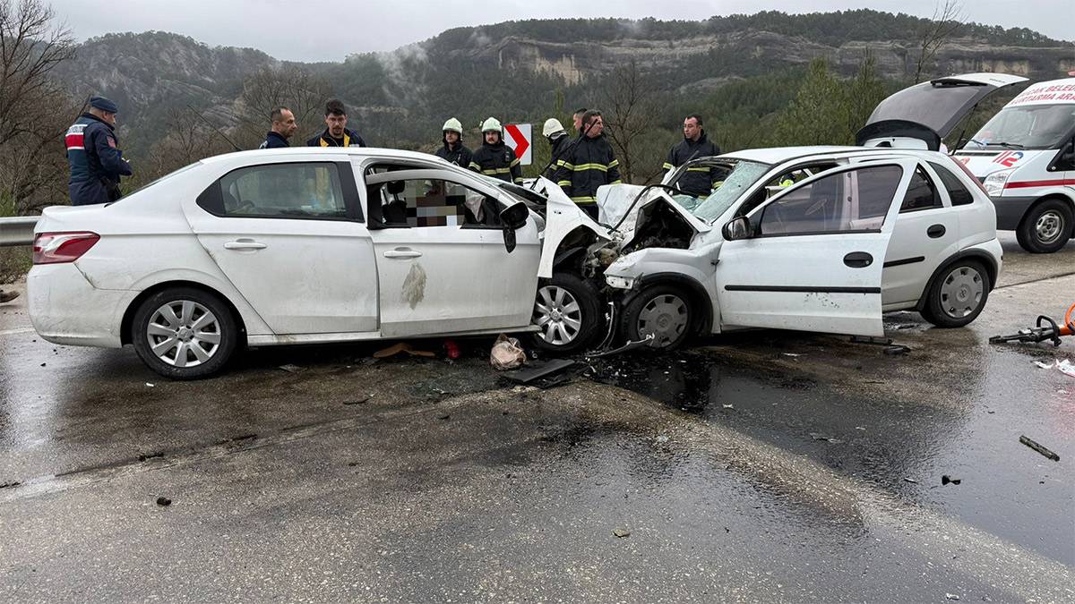 Burdur’da katliam gibi kaza! İki otomobil kafa kafaya çarpıştı: 7 ölü, 5 yaralı