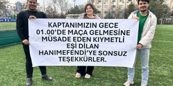 Halı saha maçında ezber bozan pankart: Eşinden izin aldı, takım arkadaşları teşekkür etti!