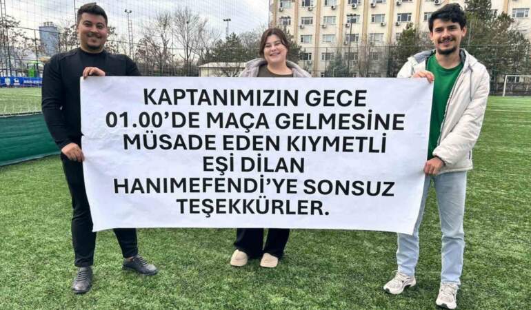 Halı saha maçında ezber bozan pankart: Eşinden izin aldı, takım arkadaşları teşekkür etti!