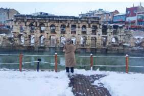 2 bin yıldır ayakta duruyor, kışın güzelliği bir başka oluyor! Roma Hamam’ı beyaz örtüyle kaplandı