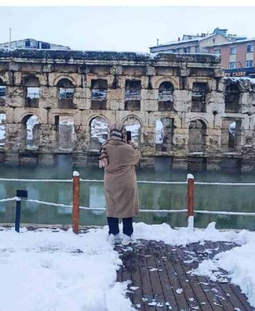 2 bin yıldır ayakta duruyor, kışın güzelliği bir başka oluyor! Roma Hamam’ı beyaz örtüyle kaplandı