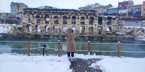 2 bin yıldır ayakta duruyor, kışın güzelliği bir başka oluyor! Roma Hamam’ı beyaz örtüyle kaplandı