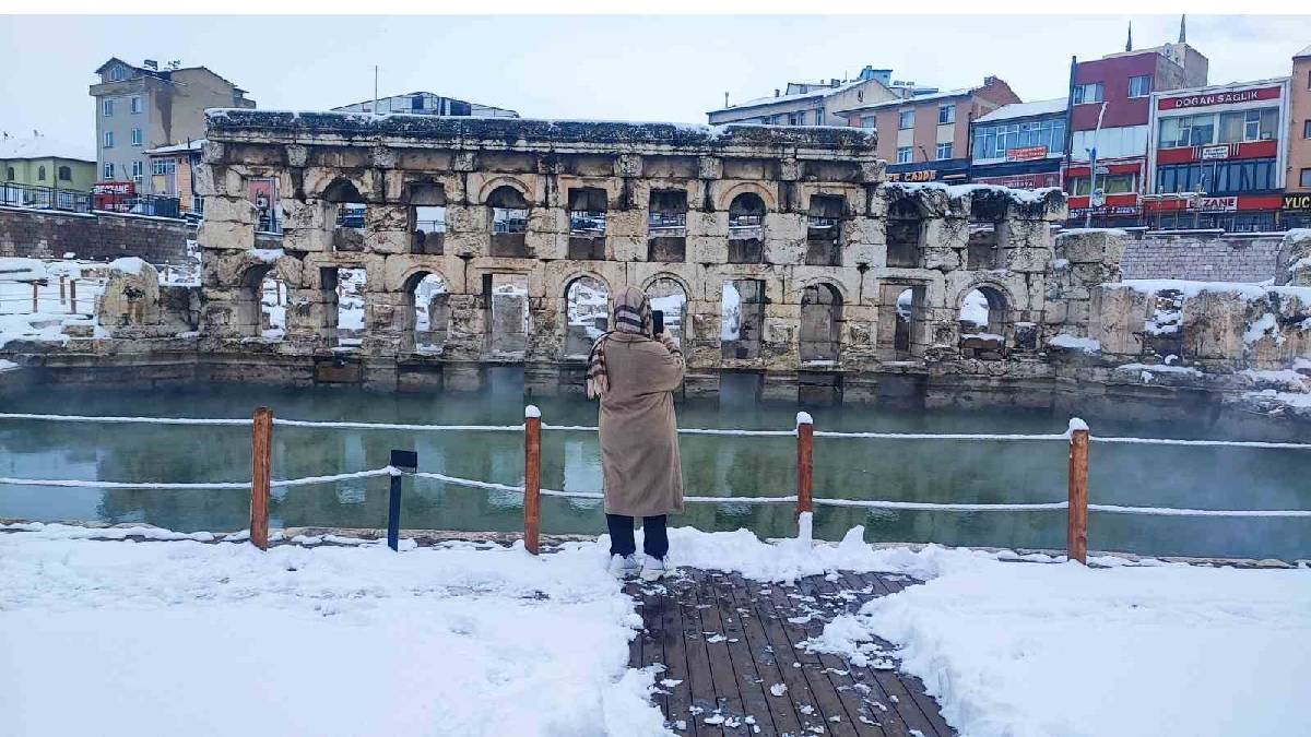 2 bin yıldır ayakta duruyor, kışın güzelliği bir başka oluyor! Roma Hamam’ı beyaz örtüyle kaplandı