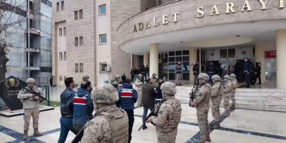 Vatandaşlara faizle borç para verip mallarını üzerlerine geçirdiler: 37 şüpheli yakalandı