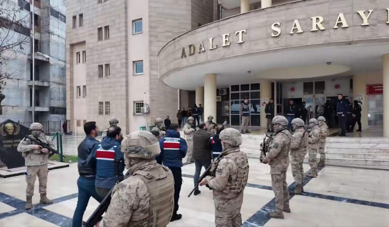 Vatandaşlara faizle borç para verip mallarını üzerlerine geçirdiler: 37 şüpheli yakalandı