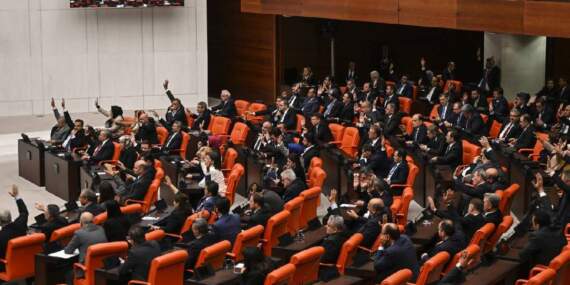 TBMM’de dikkat çeken tablo: 18 milletvekili kürsüye yalnızca yemin için çıktı