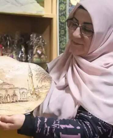 İstanbul’u bıraktı memleketine yerleşti! Sanatını mutlulukla icra ediyor, ahşapları dağlıyor
