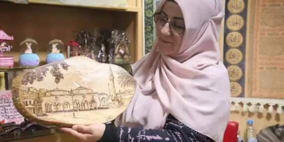 İstanbul’u bıraktı memleketine yerleşti! Sanatını mutlulukla icra ediyor, ahşapları dağlıyor