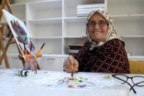 Eğitim aşkı asla bitmiyor! 81 yaşında kurs kurs geziyor, gençlere taş çıkarıyor