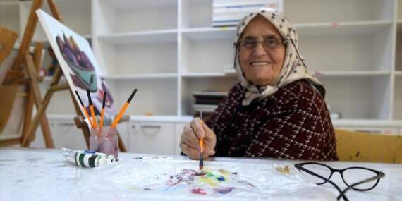 Eğitim aşkı asla bitmiyor! 81 yaşında kurs kurs geziyor, gençlere taş çıkarıyor