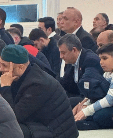 Özgür Özel Berat Kandili’nde mevlid programına katıldı