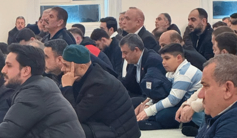 Özgür Özel Berat Kandili’nde mevlid programına katıldı
