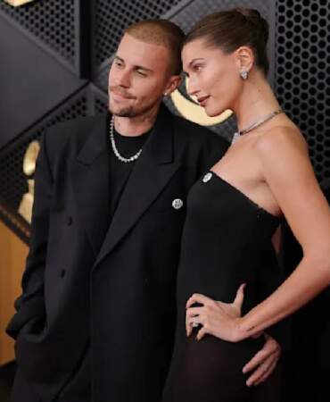 Ünlü çiftten rozetli tepki! Justin ve Hailey Bieber Grammy’de ‘ICE OUT’ rozeti taktı