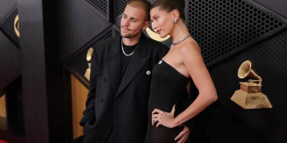 Ünlü çiftten rozetli tepki! Justin ve Hailey Bieber Grammy’de ‘ICE OUT’ rozeti taktı