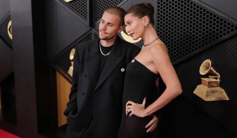Ünlü çiftten rozetli tepki! Justin ve Hailey Bieber Grammy’de ‘ICE OUT’ rozeti taktı