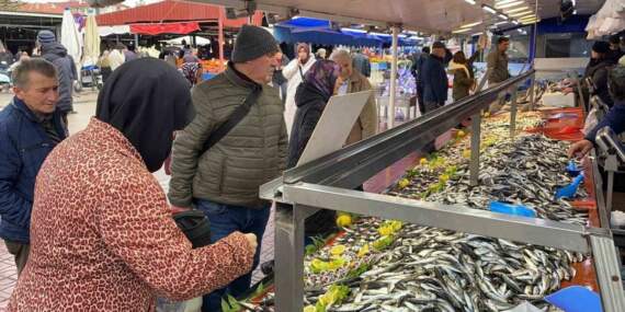 Hamsi alırken taze tuzağına dikkat! Balıkçı tezgahında şoklu tehlikesi: Aynı gün tüketilmesi gerekiyor