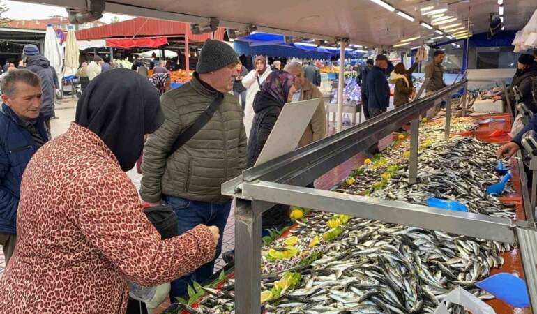 Hamsi alırken taze tuzağına dikkat! Balıkçı tezgahında şoklu tehlikesi: Aynı gün tüketilmesi gerekiyor