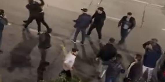 Sokak ortasında meydan kavgası! Beylikdüzü’nde arkadaş grubu birbirine girdi: O anlar saniye saniye kameraya yansıdı