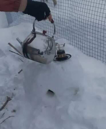 Karda bile ateşsiz kalmayacaksınız! Dondurucu soğuklar içinize işlemesin… Kar içinde ateş yakmanın püf noktaları…