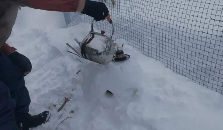 Karda bile ateşsiz kalmayacaksınız! Dondurucu soğuklar içinize işlemesin… Kar içinde ateş yakmanın püf noktaları…